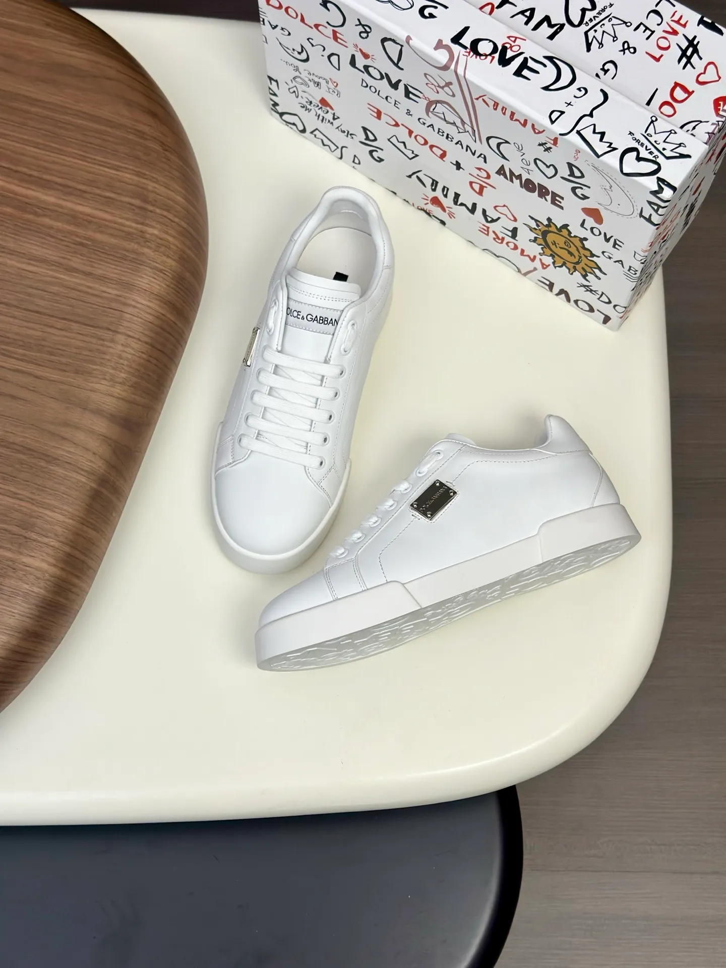 New product 💰800 DG Dolce & Gabbana men's shoes 💰ortofino calfskin sneakers ♞size; 39~44 (customized 38.45.46) Iconic men's shoes 💰ortofino series of sneakers, classic and timeless style, now presented with fashionable details. The calfskin engraved DG logo is a subtle finishing touch. Men's shoes💰ortofino calfskin sneakers: